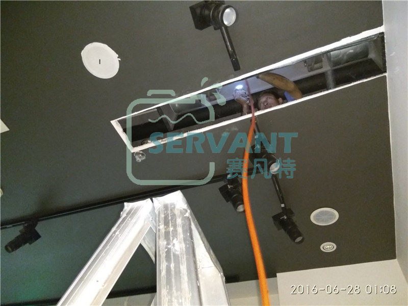 由于梯子不夠高，所以進(jìn)入頂棚清洗