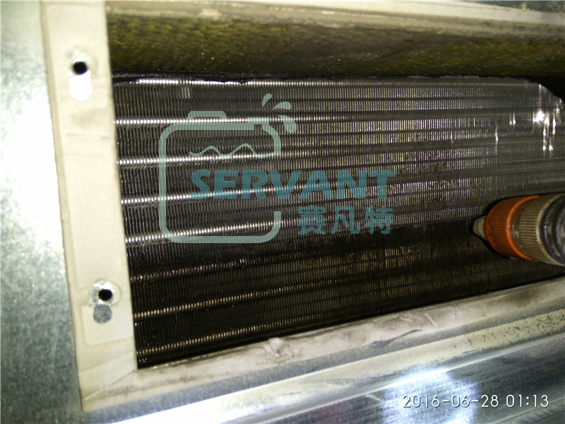 正在清洗中的風(fēng)機(jī)盤管內(nèi)部翅片