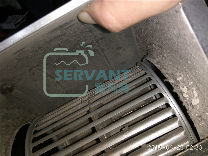 拆下還未清洗的盤管風(fēng)輪及蝸殼